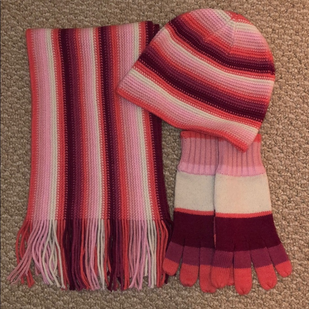 Set of gloves, hat and scarf